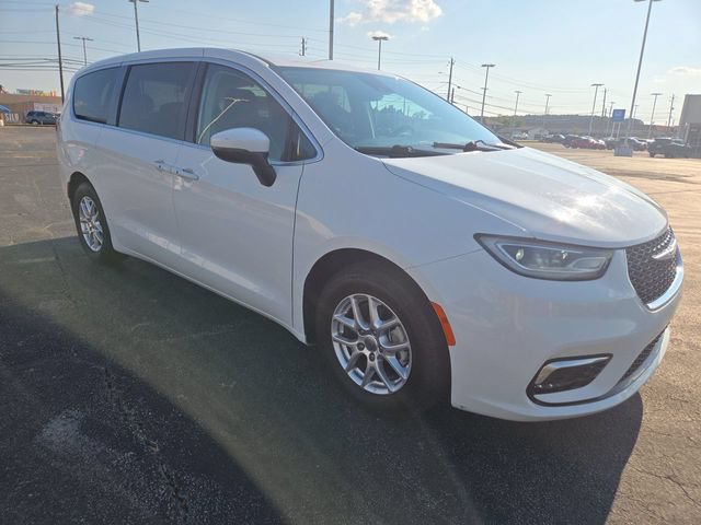 Used 2023 Chrysler Pacifica Touring-L FWD video 2