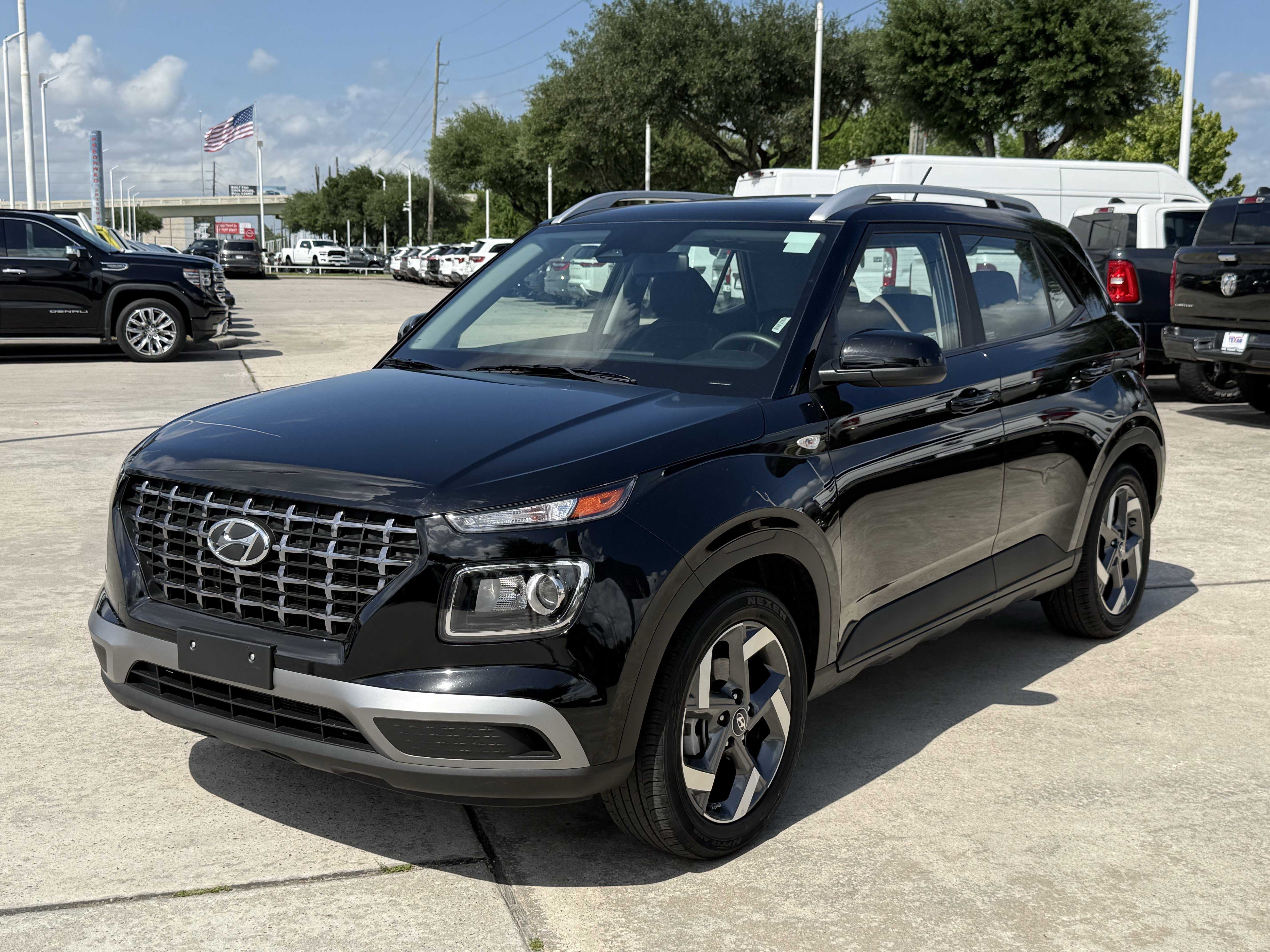 Used 2025 Hyundai Venue SEL FWD image 10