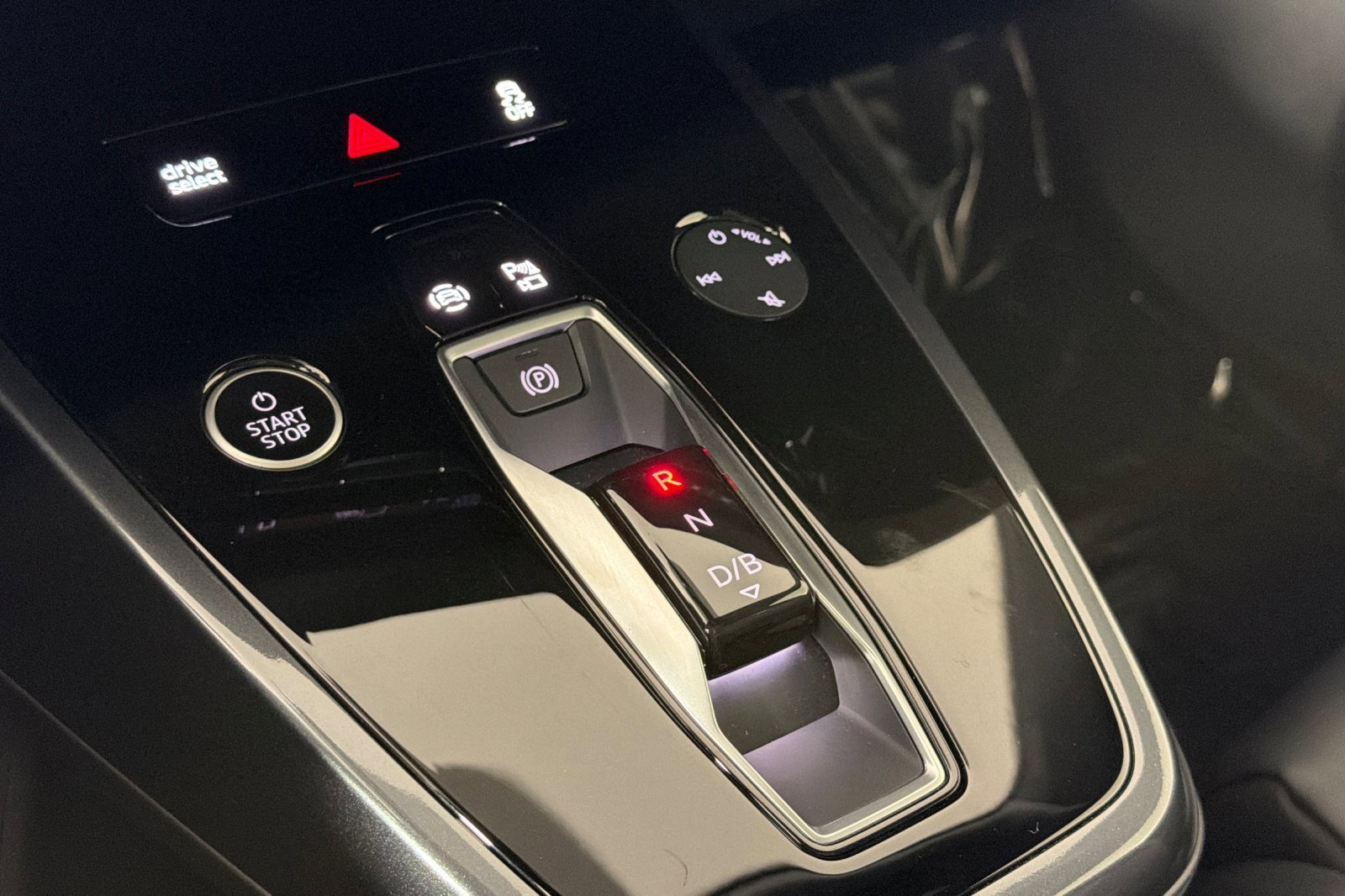 Used 2025 Audi Q4 e-tron Premium w/ Convenience Package image 21