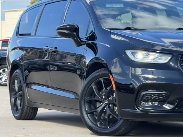 Used 2025 Chrysler Pacifica Limited FWD image 3