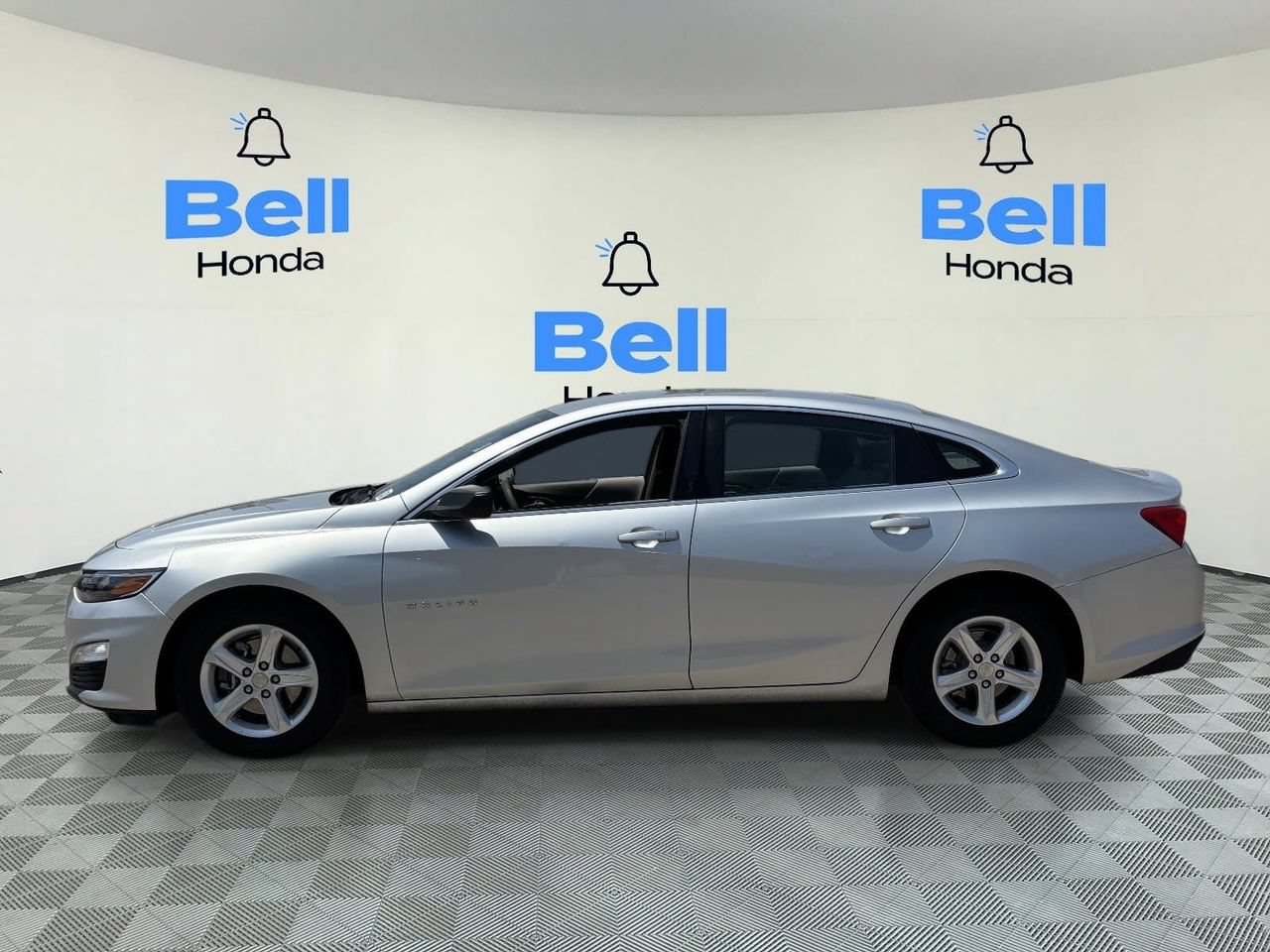 Used 2021 Chevrolet Malibu LS FWD image 2