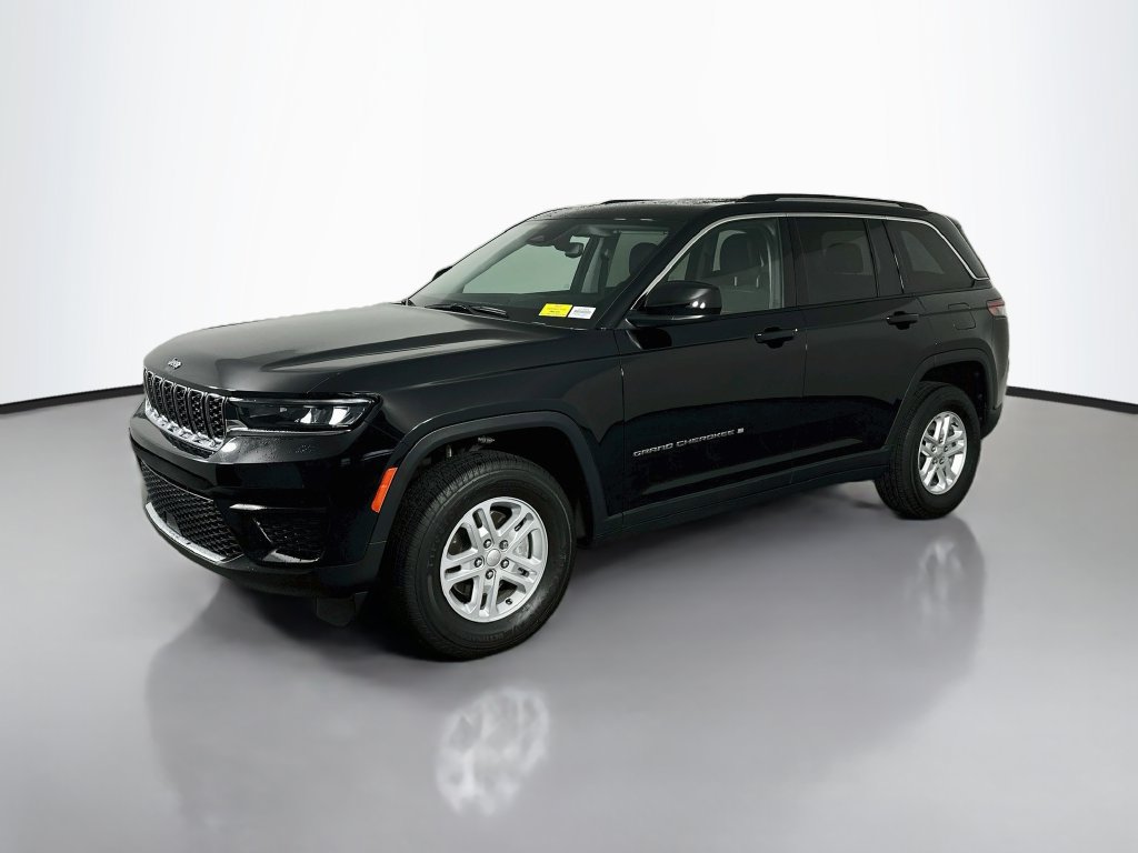 Used 2023 Jeep Grand Cherokee Laredo w/ Trailer Tow Prep Group (B) AWD/4WD image 3
