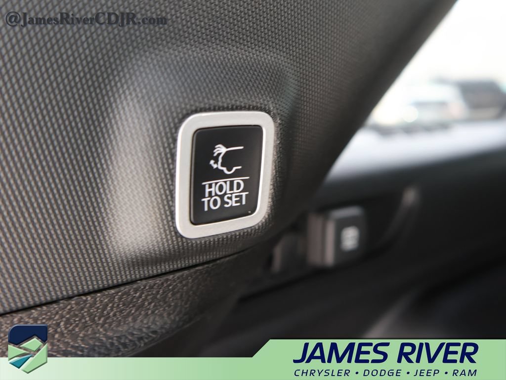 Used 2025 Jeep Grand Cherokee Altitude AWD/4WD image 16