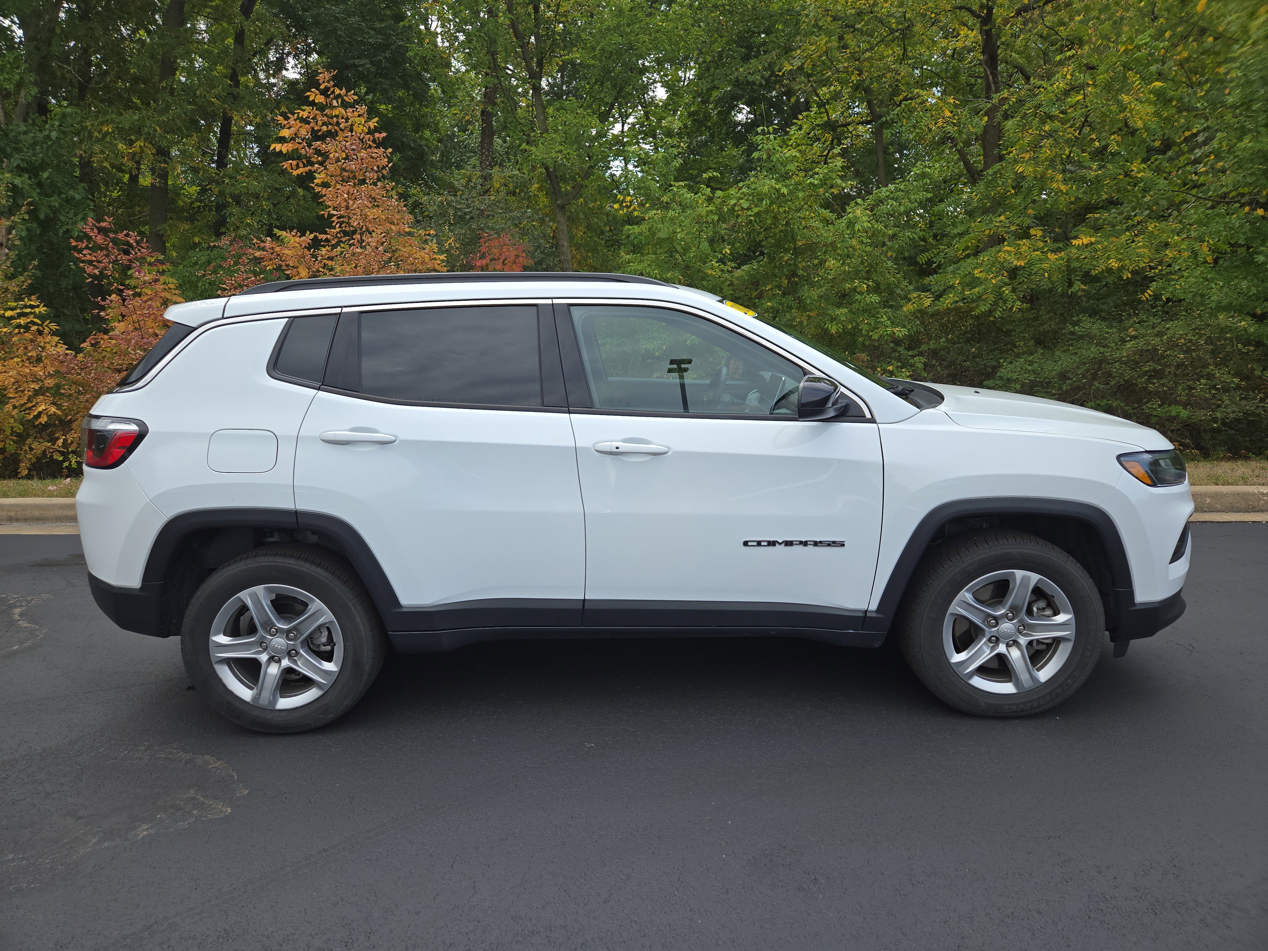 Used 2024 Jeep Compass Latitude image 2