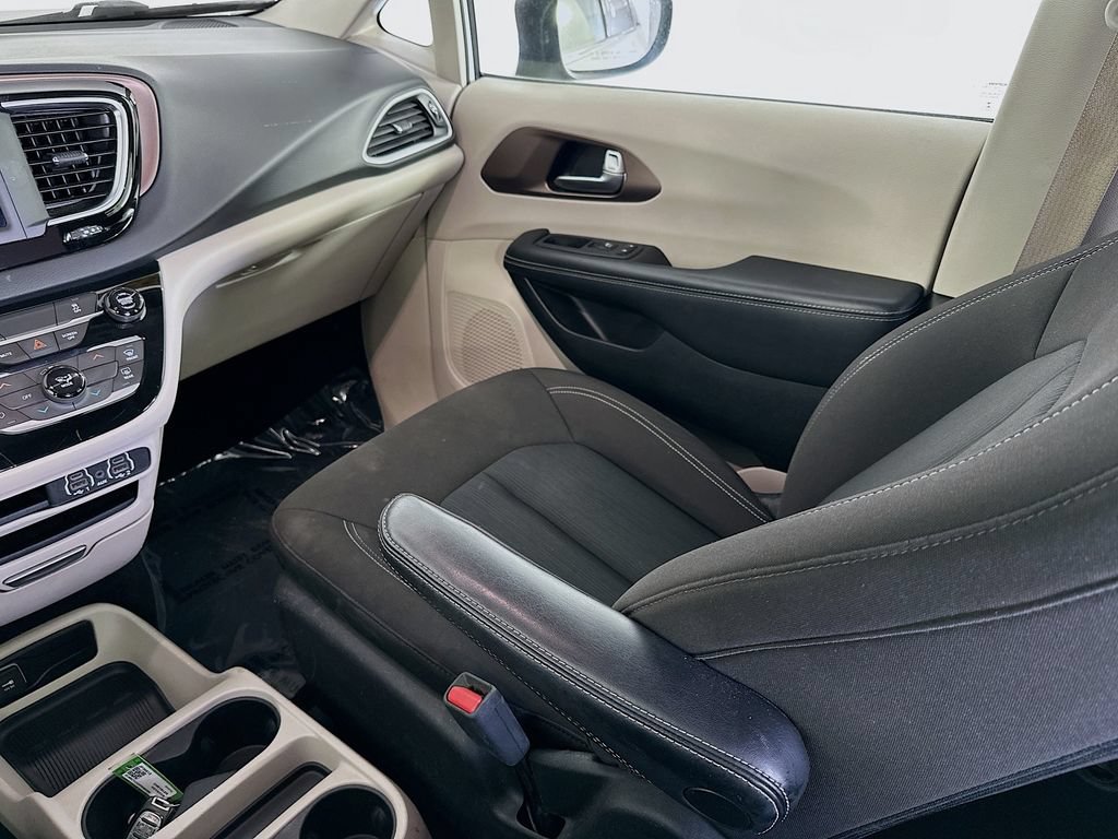 Certified 2023 Chrysler Voyager LX FWD image 31