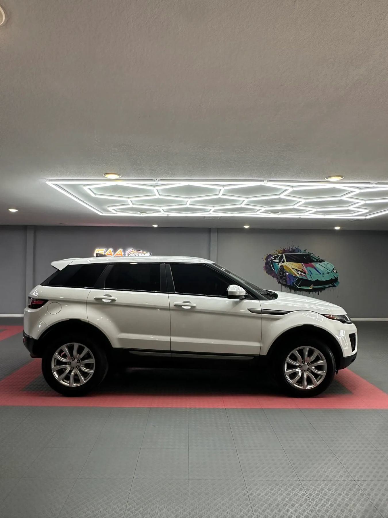 Used 2019 Land Rover Range Rover Evoque SE AWD/4WD image 7