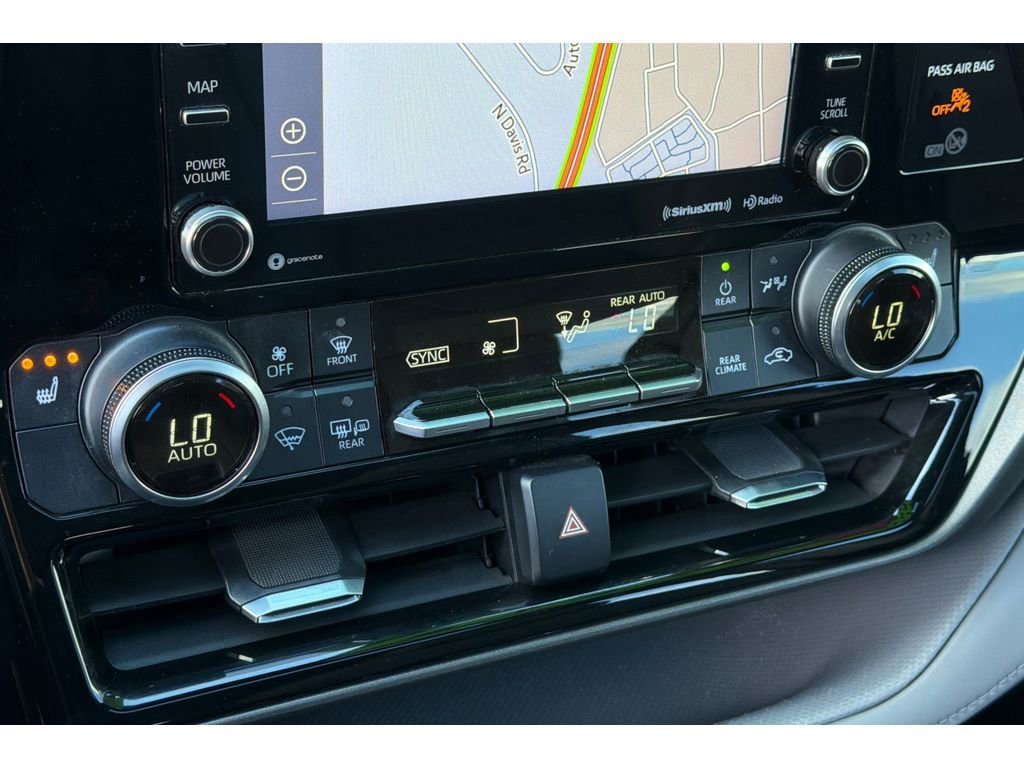 Used 2020 Toyota Highlander XLE image 25