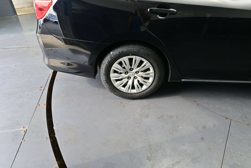 Used 2014 Toyota Camry LE FWD image 17