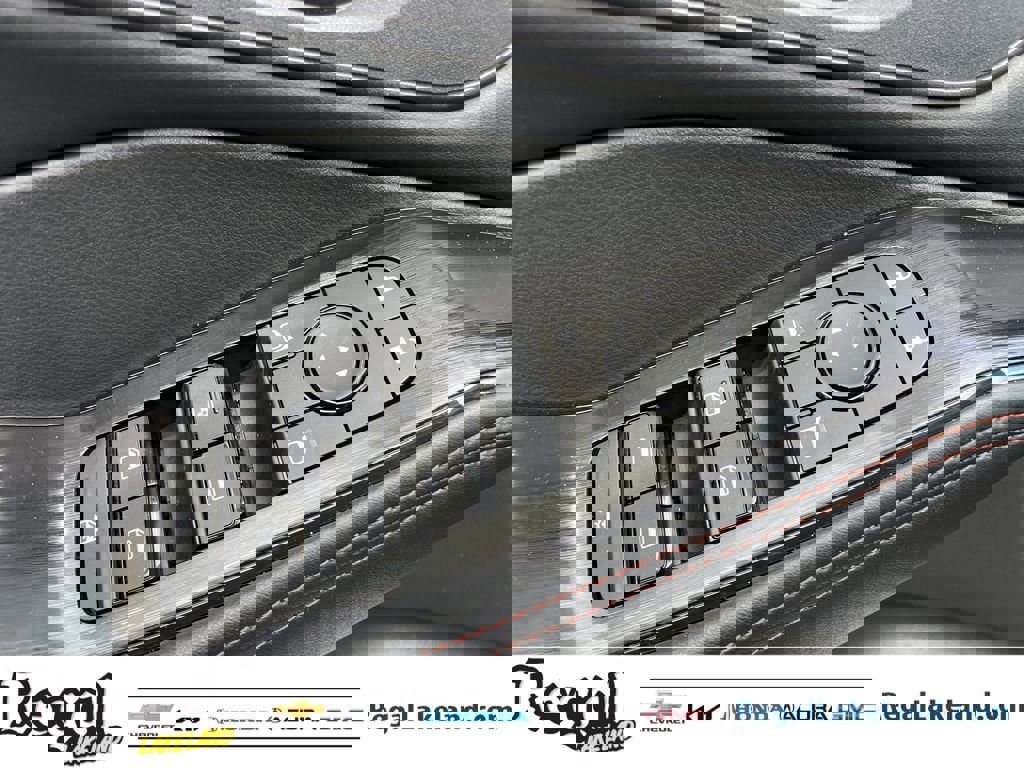 Used 2025 Nissan Rogue SV image 18