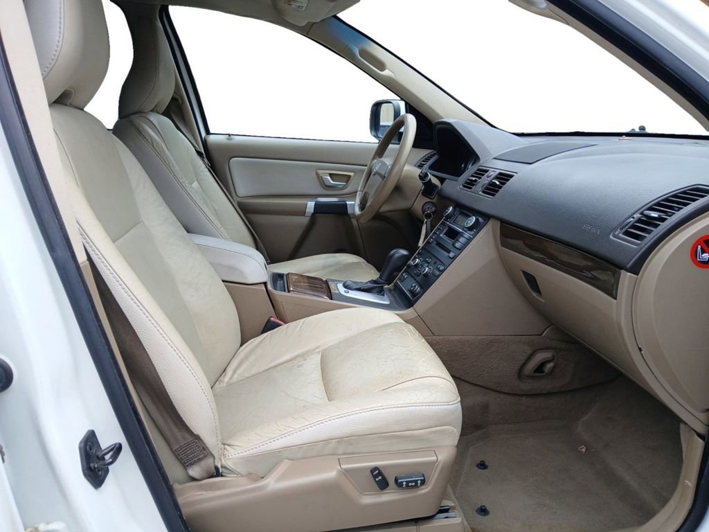 Used 2018 Volvo XC90 T5 Momentum w/ Convenience Package FWD image 15