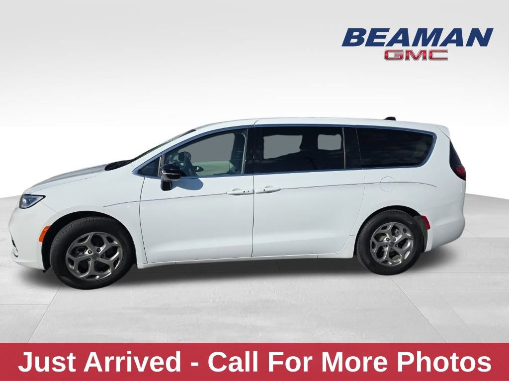 Used 2024 Chrysler Pacifica Limited w/ Uconnect Theater Family Group