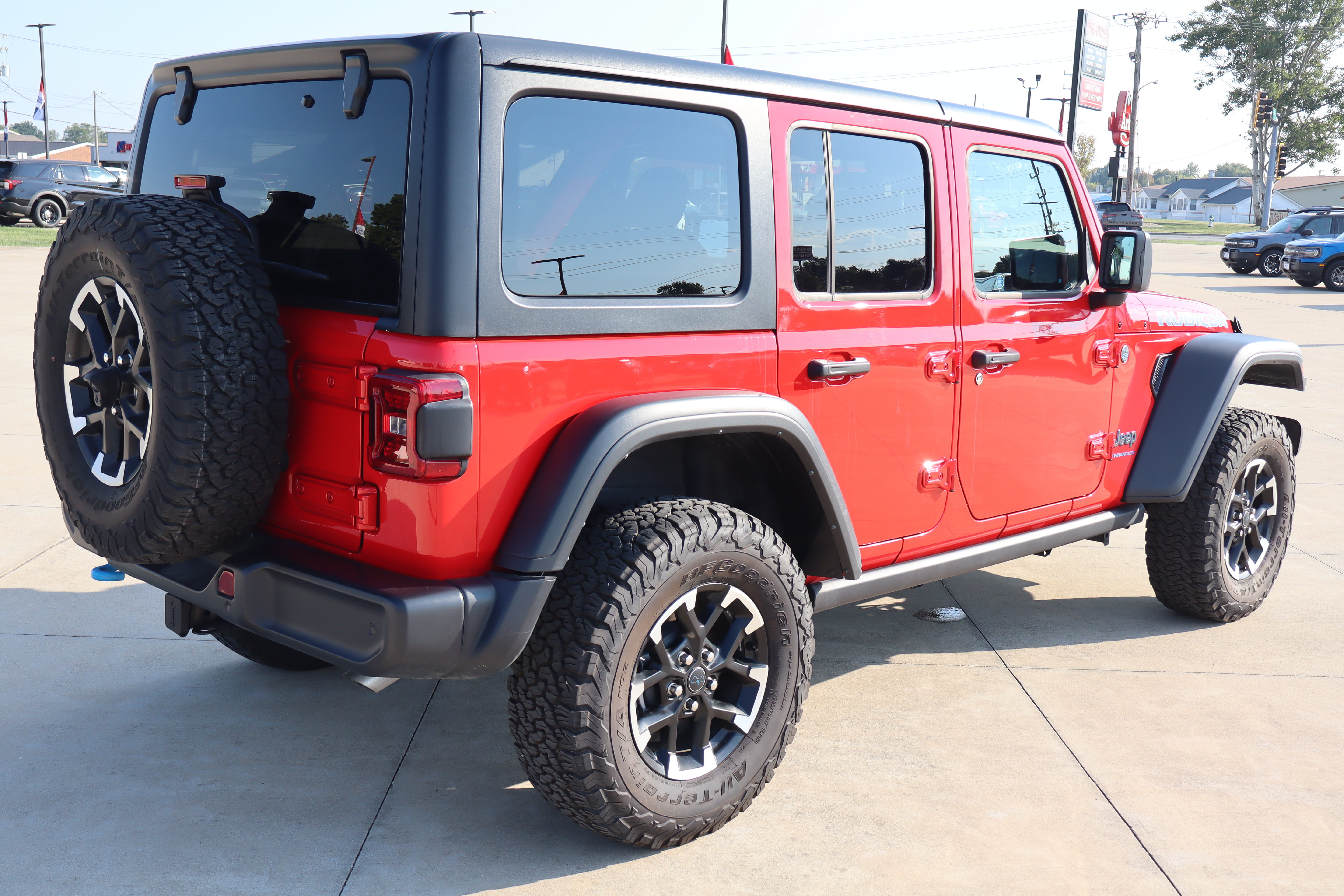 Used 2025 Jeep Wrangler Unlimited Rubicon 4xe w/ Safety Group AWD/4WD image 5