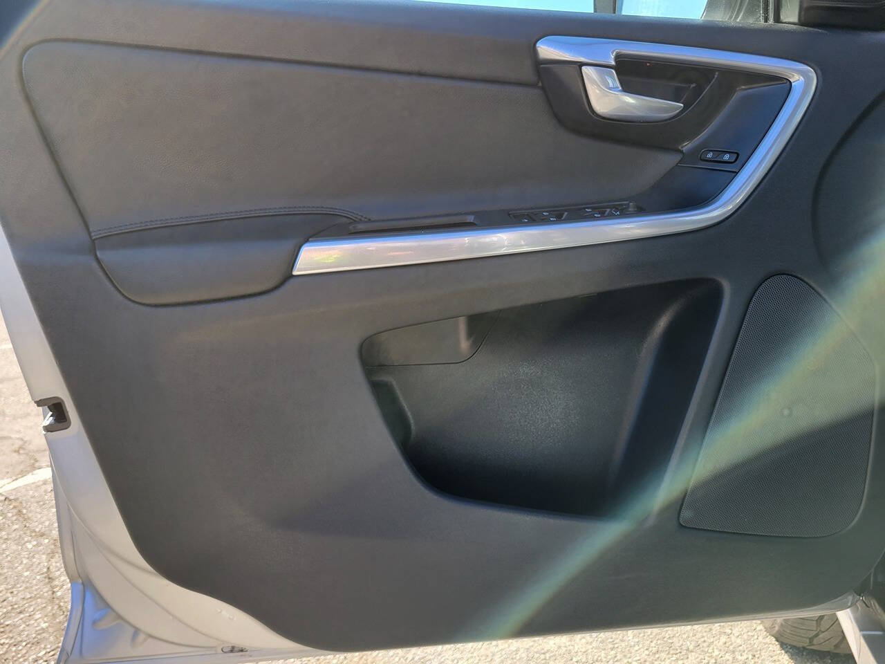 Used 2015 Volvo XC60 T5 Premier w/ Proximity Package FWD image 29