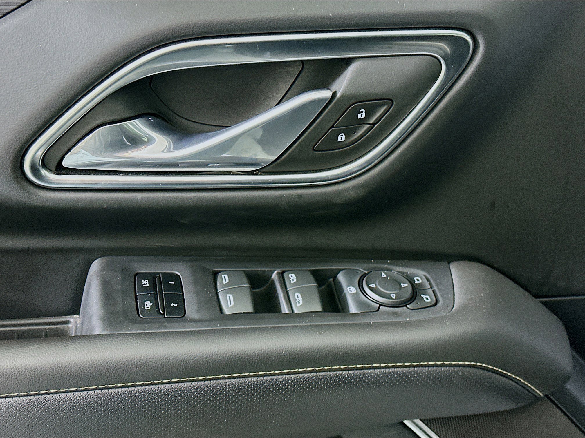 Used 2024 GMC Yukon SLT image 15