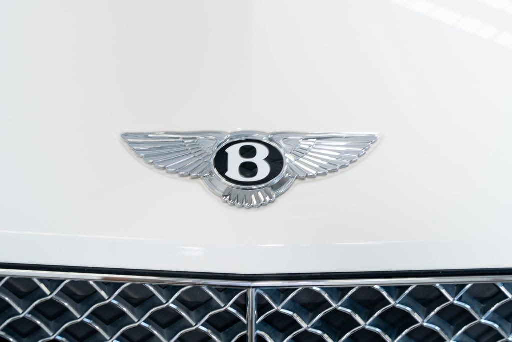 Used 2021 Bentley Bentayga Plug-In Hybrid image 17