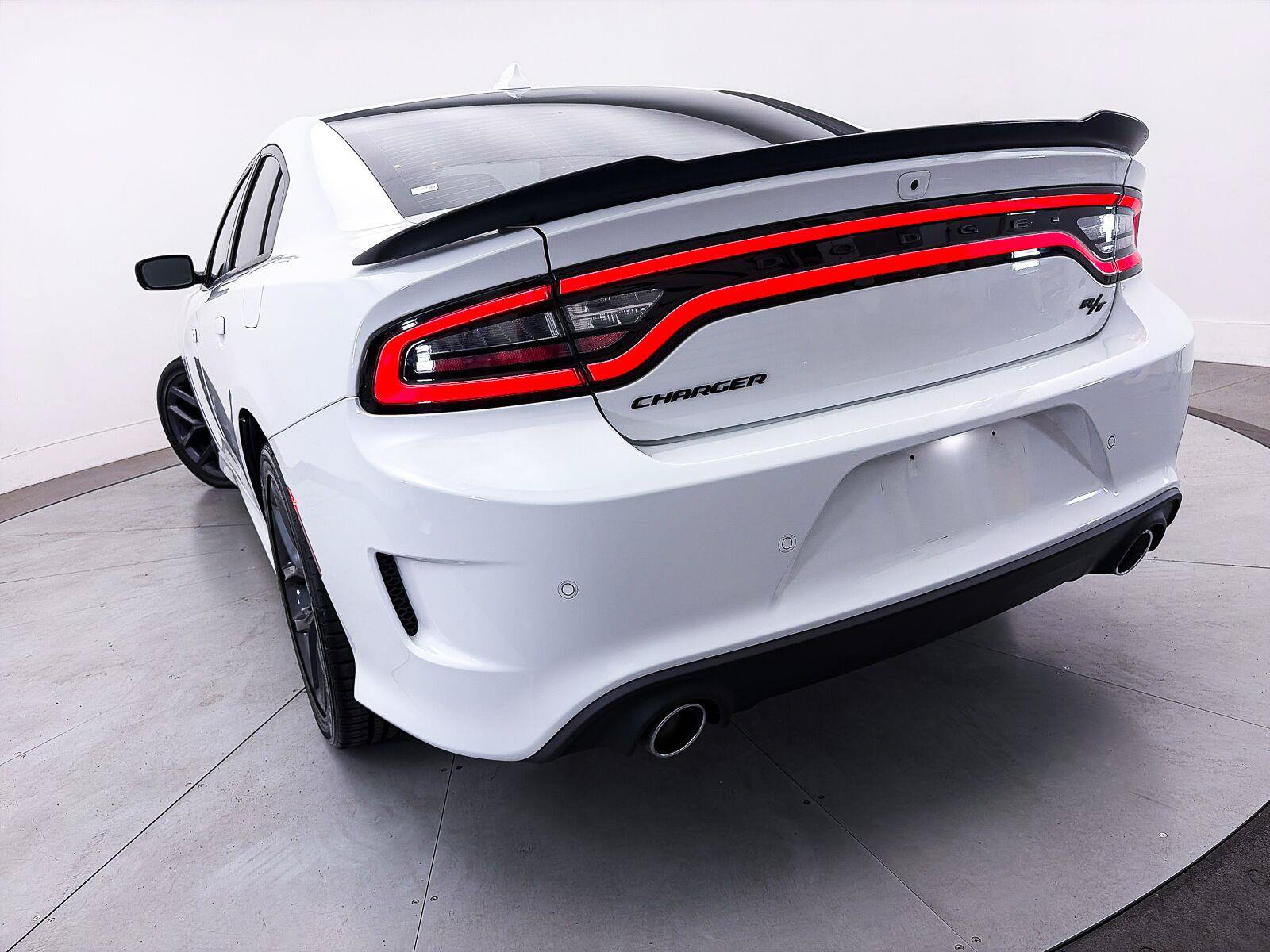 Used 2022 Dodge Charger R/T w/ Plus Group RWD image 9