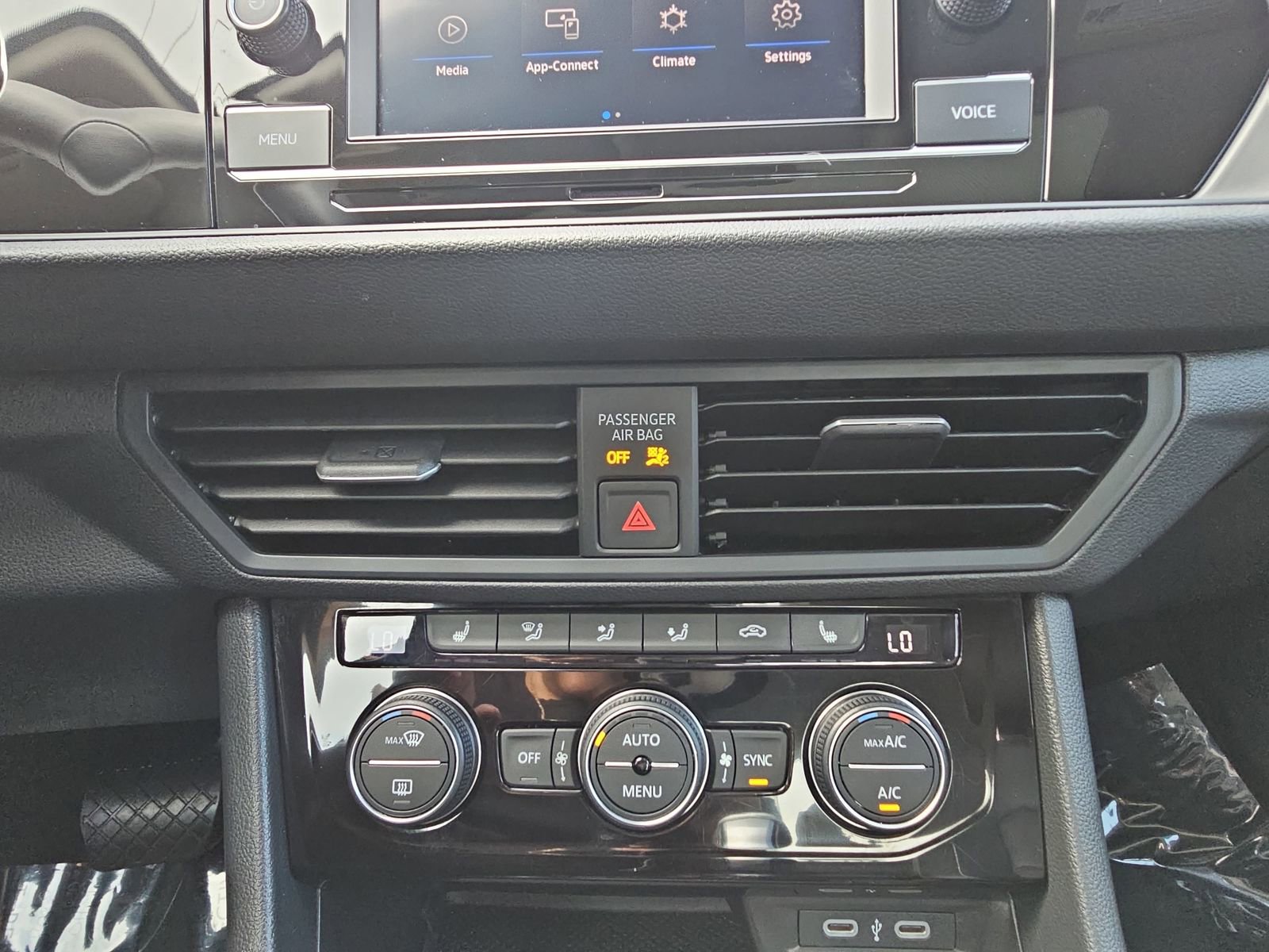 Used 2024 Volkswagen Jetta SE w/ Panoramic Sunroof Package FWD image 22