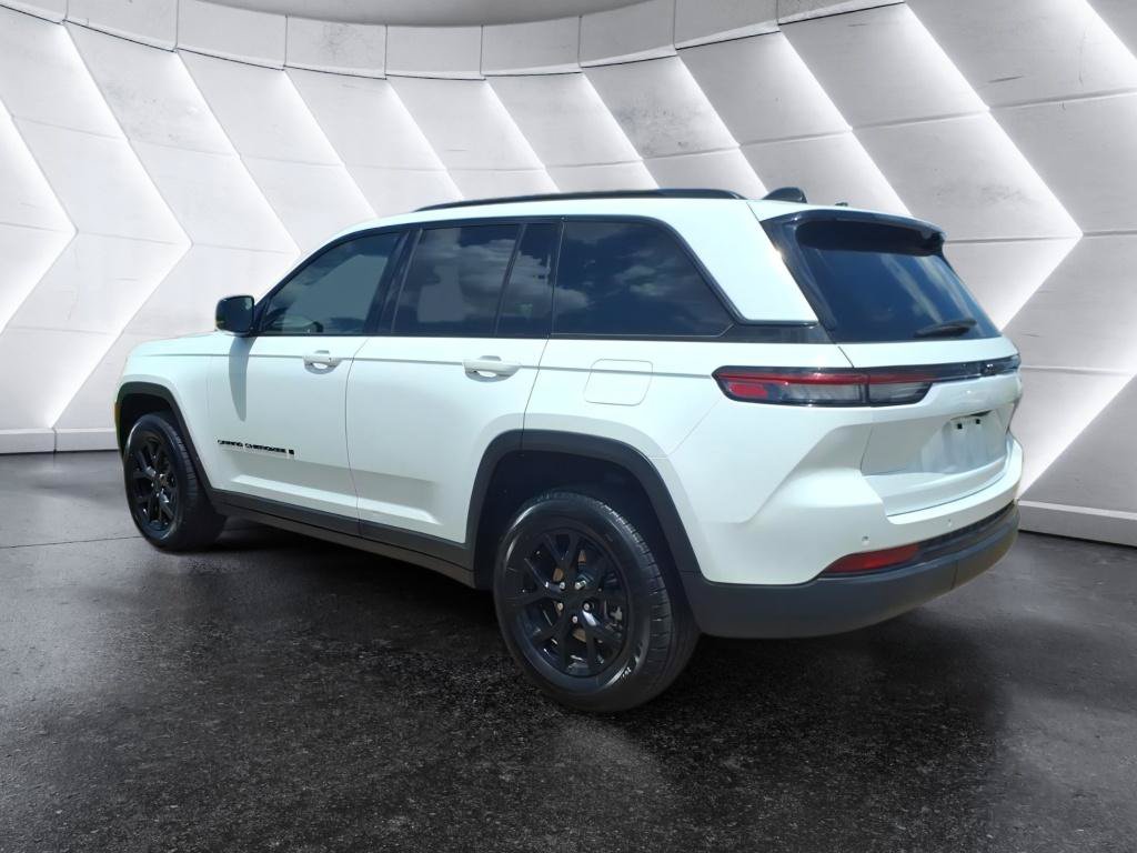 Used 2024 Jeep Grand Cherokee Altitude RWD image 3