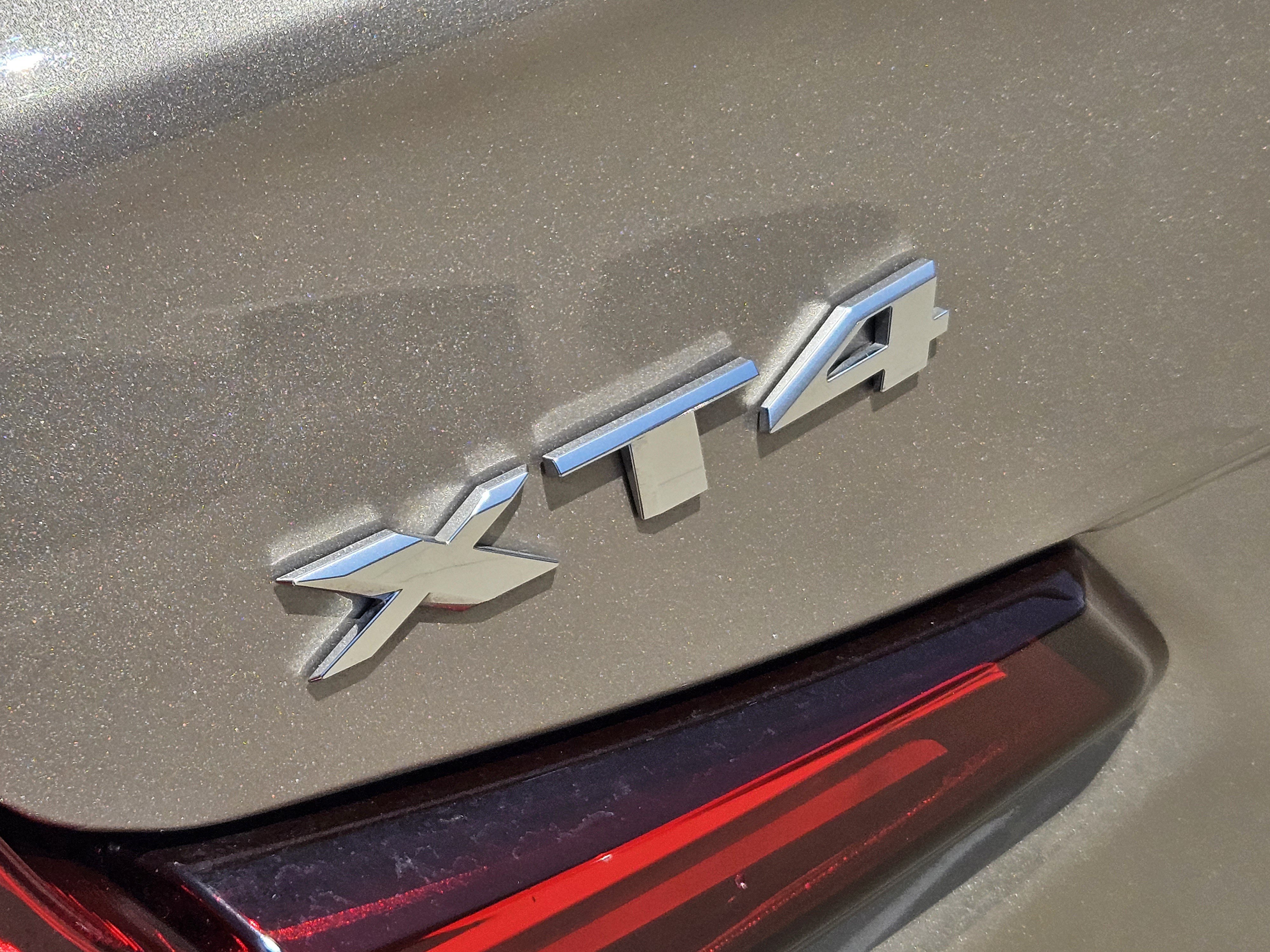 Used 2024 Cadillac XT4 Luxury w/ Cold Weather Package FWD image 28