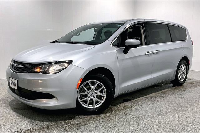 Used 2022 Chrysler Voyager LX image 3