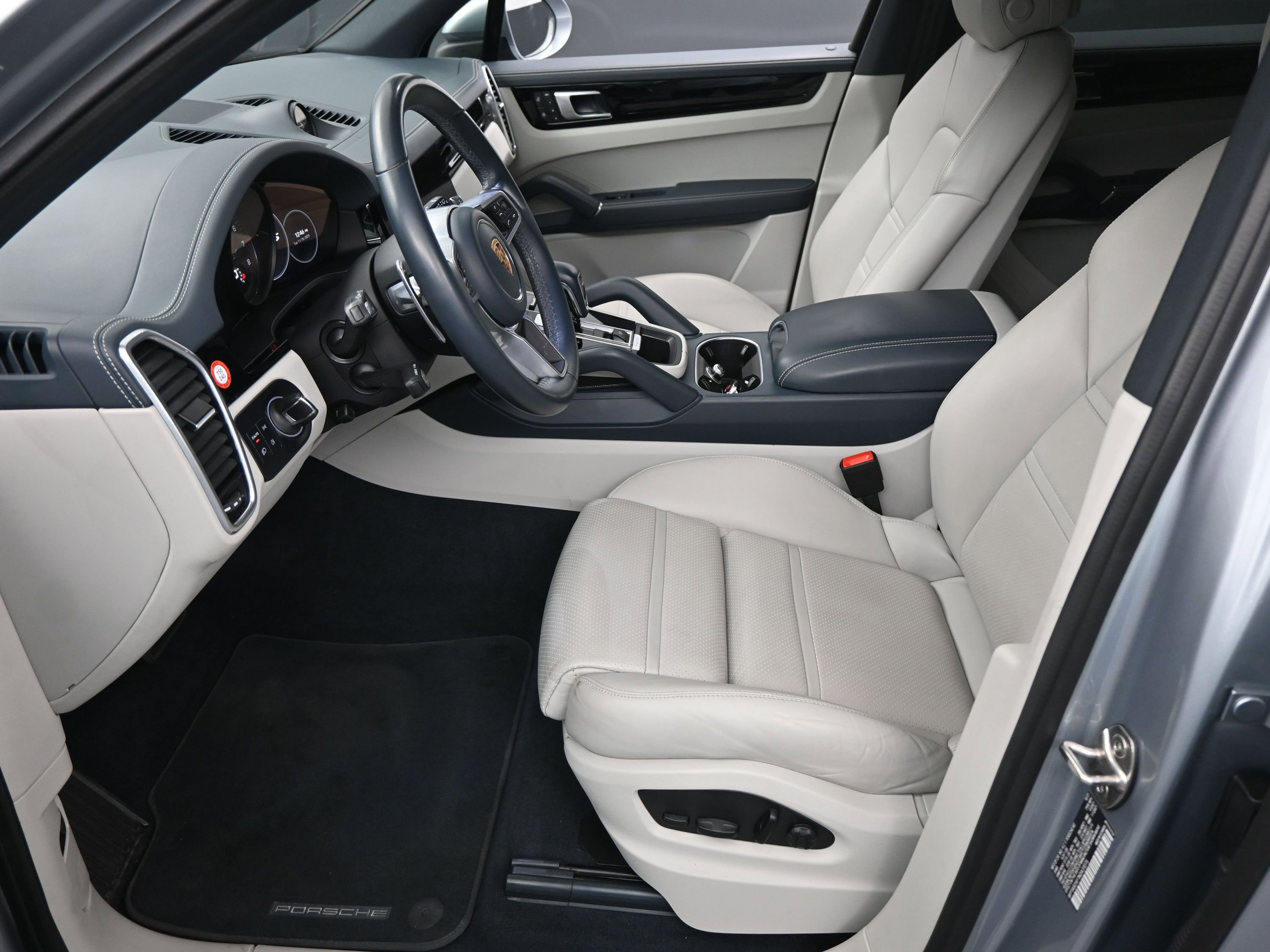 Certified 2022 Porsche Cayenne S image 6