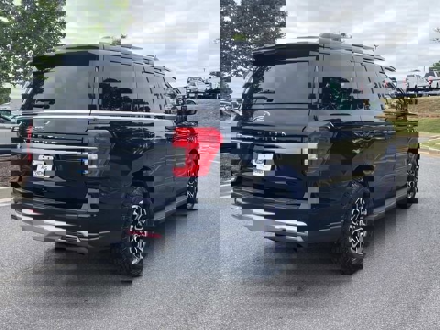 Used 2024 Ford Expedition XLT AWD/4WD image 3