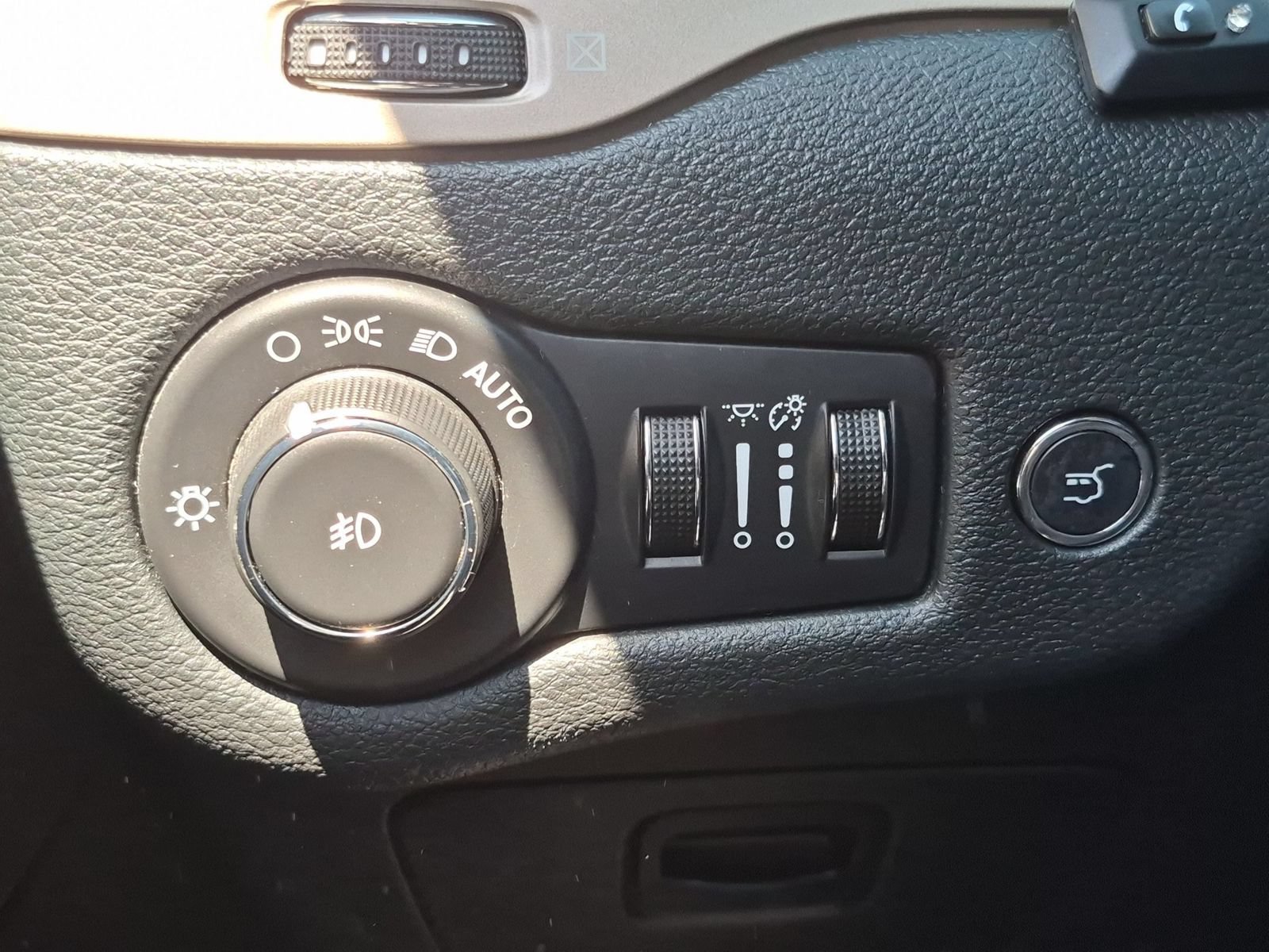 Used 2016 Jeep Cherokee Latitude w/ Comfort/Convenience Group FWD image 16