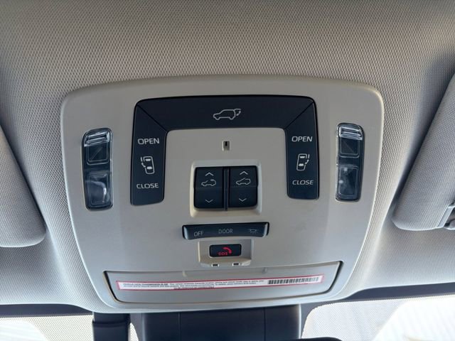 Used 2022 Toyota Sienna Limited image 11