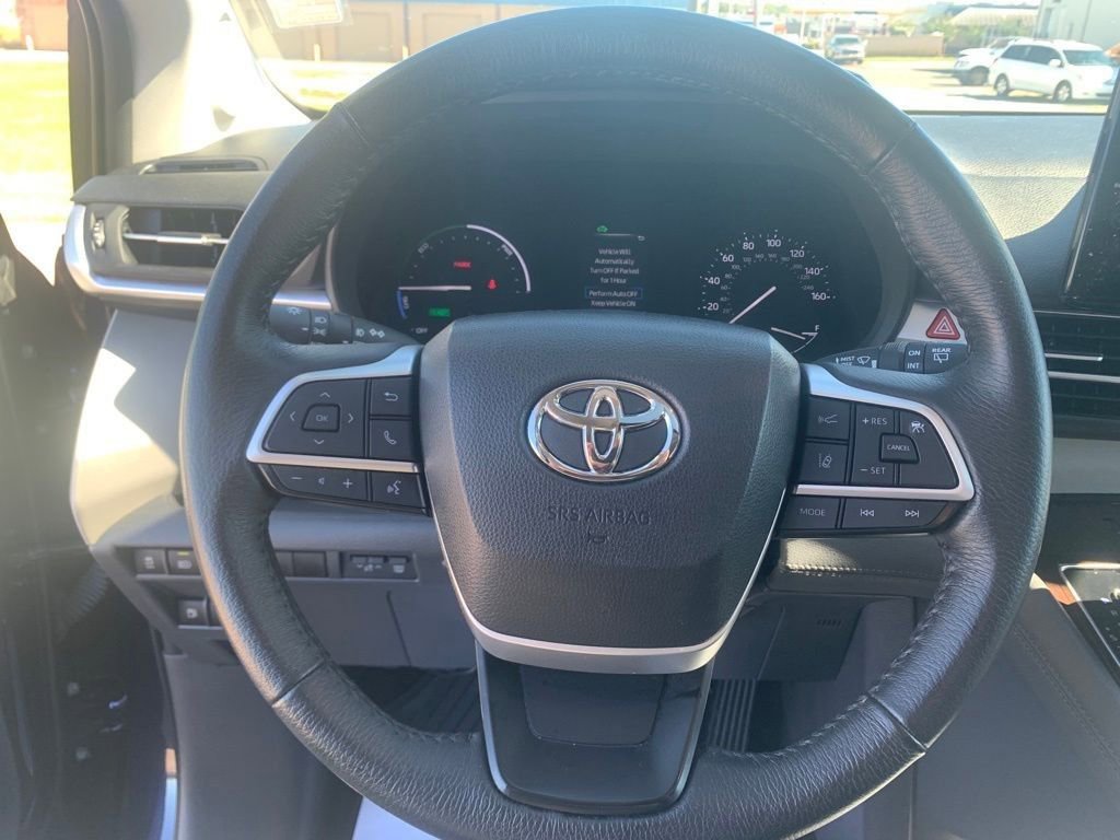 Used 2023 Toyota Sienna XLE image 16