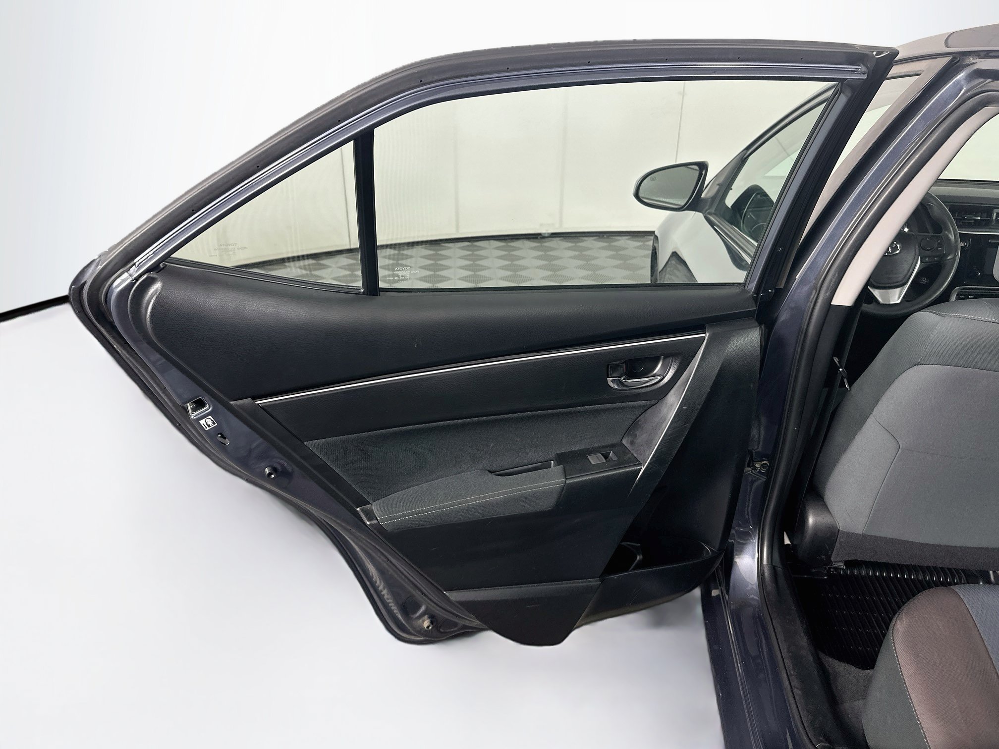 Used 2018 Toyota Corolla LE FWD image 24