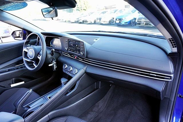 Certified 2025 Hyundai Elantra SE w/ Cargo Package image 10
