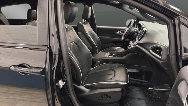 Used 2025 Chrysler Pacifica Limited image 25