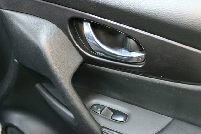 Used 2018 Nissan Rogue SV image 9