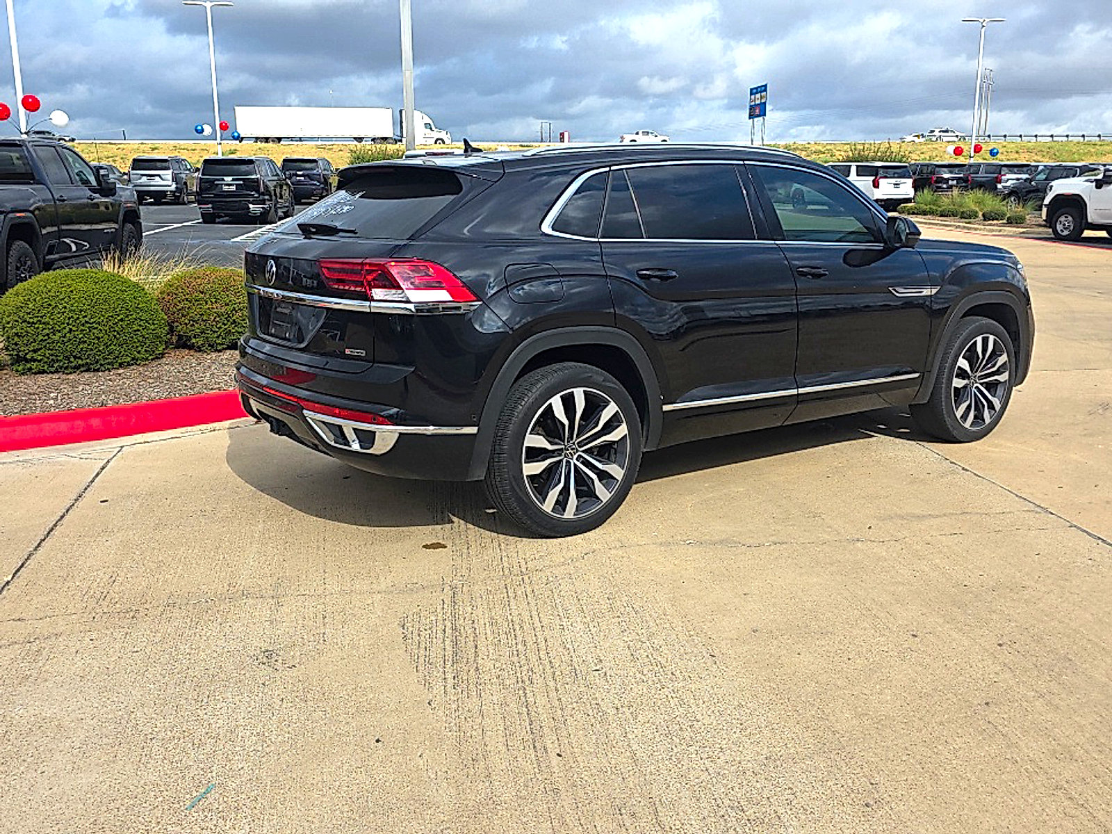Used 2022 Volkswagen Atlas Cross Sport SEL Premium R-Line w/ Cross Sport MDO Package AWD/4WD image 11