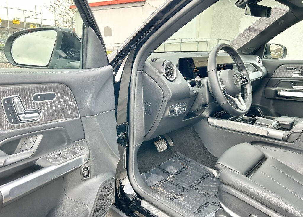 Used 2023 Mercedes-Benz GLB 250 4MATIC w/ Premium Package image 9