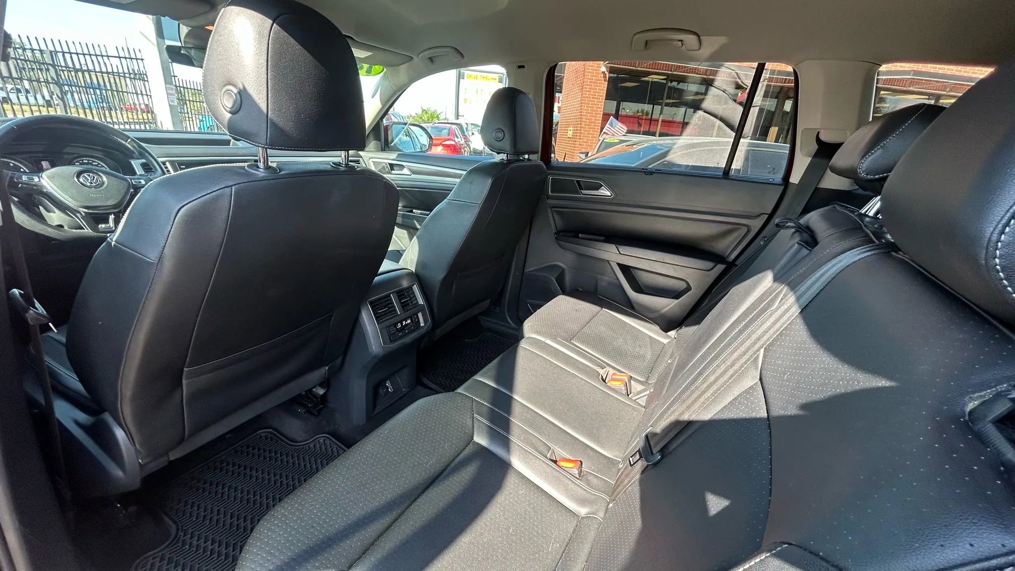 Used 2018 Volkswagen Atlas SE w/ R-Line Package image 11