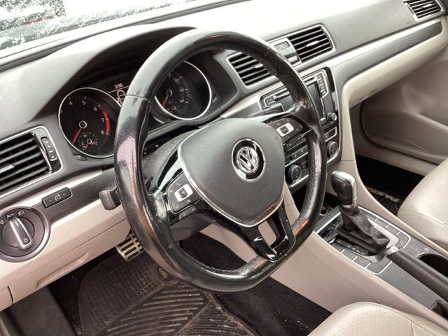Used 2018 Volkswagen Passat 2.0T R-Line FWD image 22