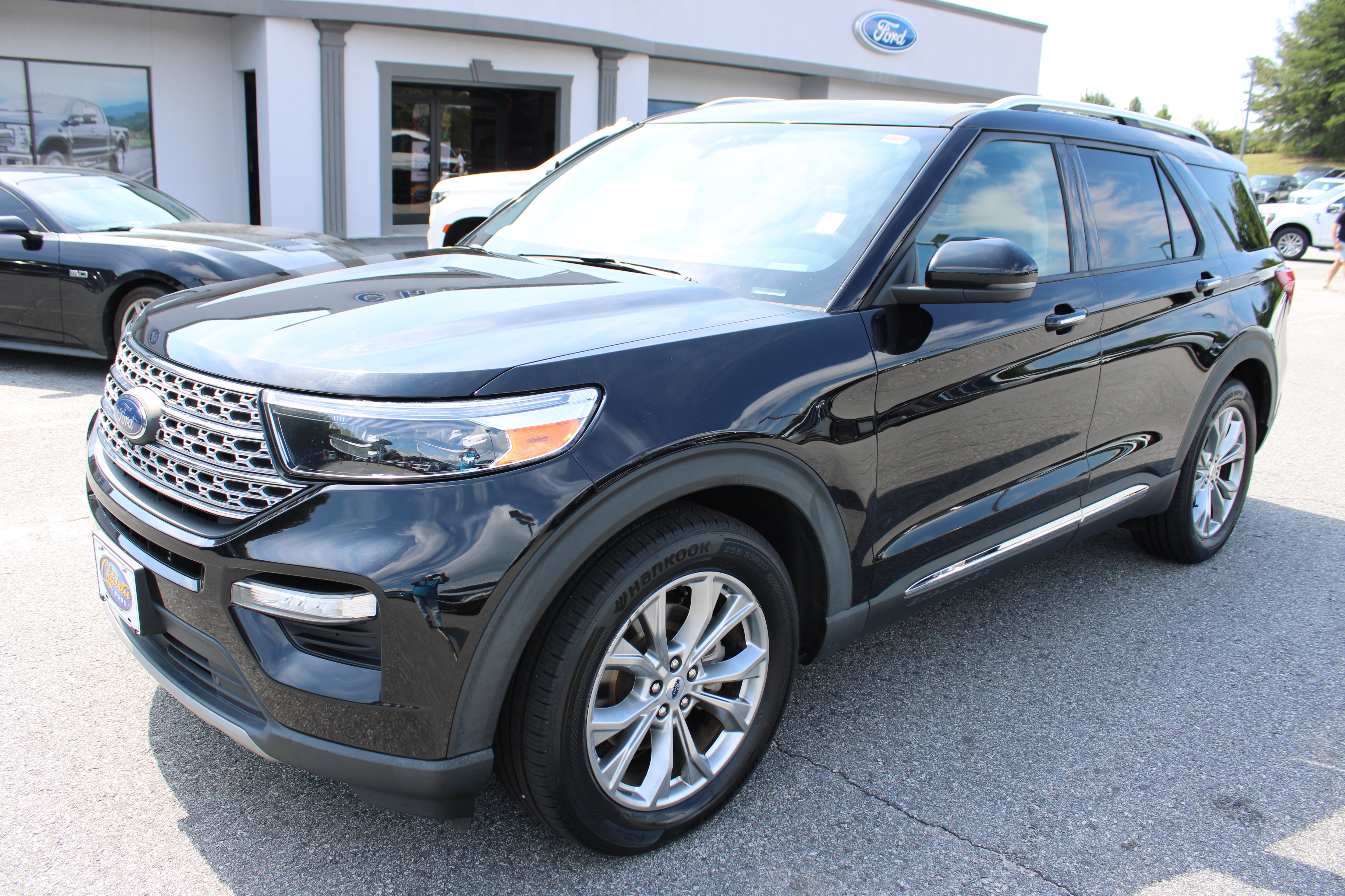 Used 2021 Ford Explorer Limited w/ Equipment Group 301A RWD image 2