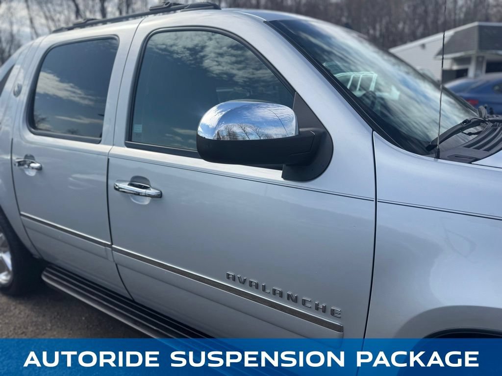 Used 2013 Chevrolet Avalanche LTZ AWD/4WD image 9