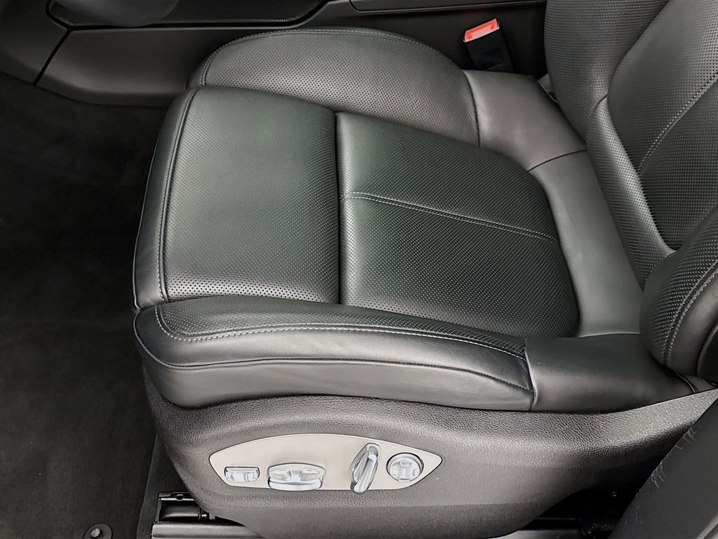 Certified 2025 Porsche Macan image 13