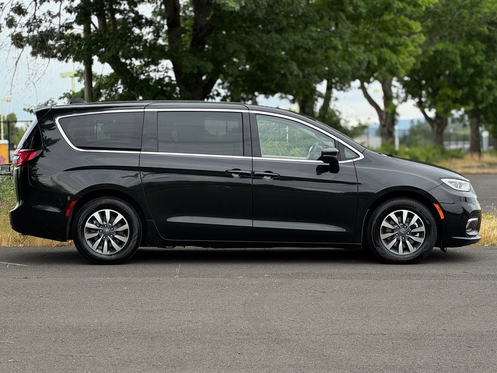 Used 2023 Chrysler Pacifica Touring-L FWD image 8