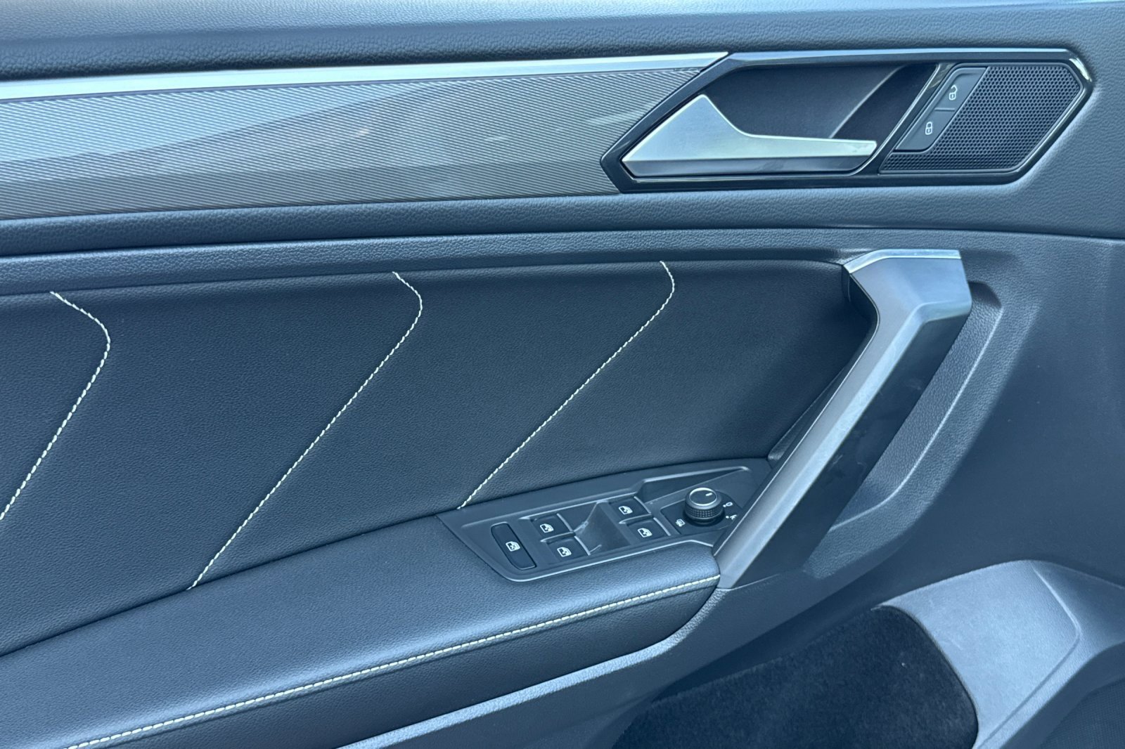 Used 2023 Volkswagen Tiguan SE R-Line image 11