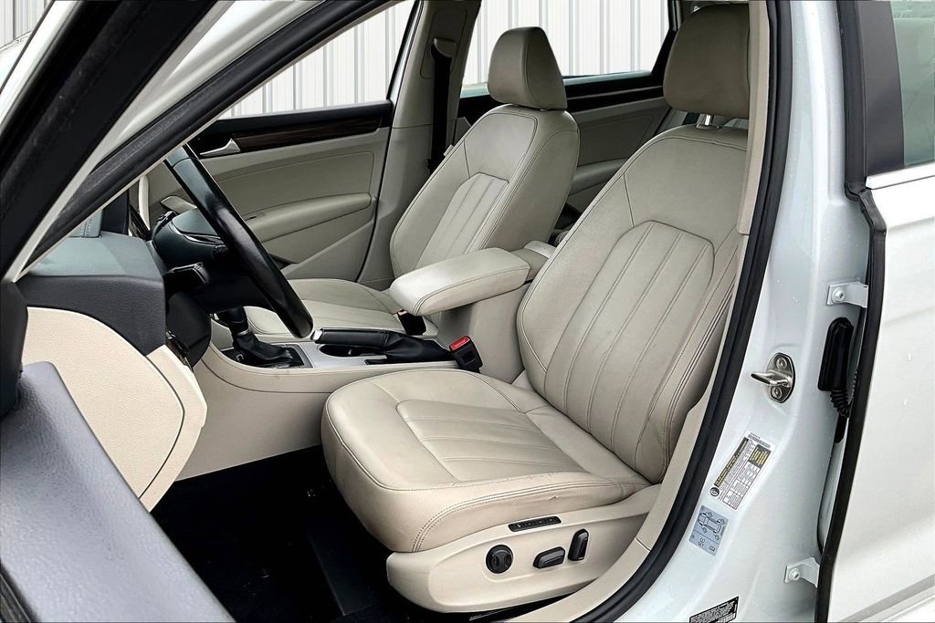 Used 2020 Volkswagen Passat 2.0T SEL image 21