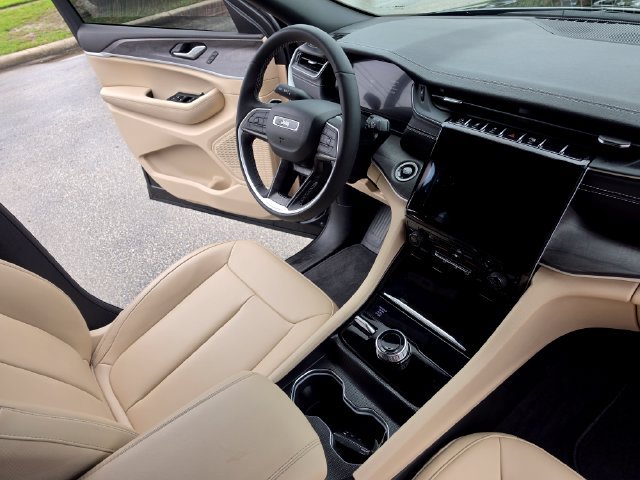 Used 2025 Jeep Grand Cherokee L Limited AWD/4WD image 23