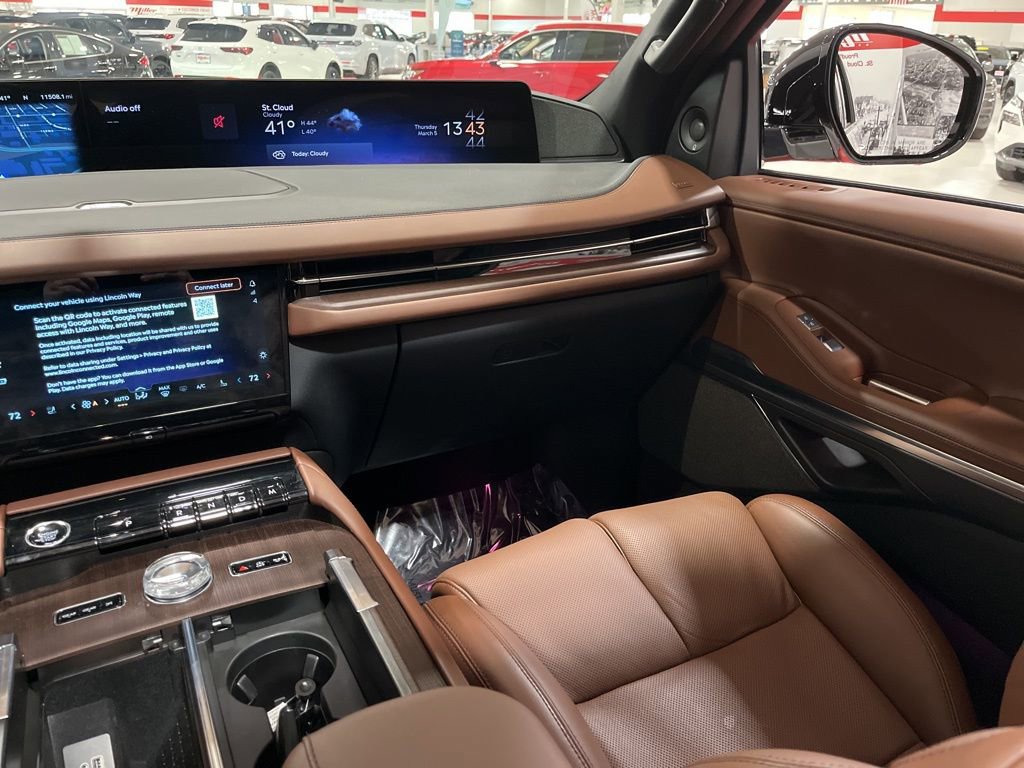 Certified 2025 Lincoln Navigator L Reserve AWD/4WD image 22