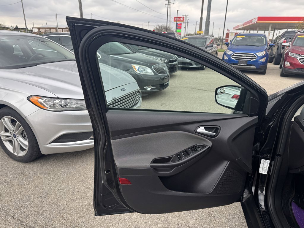 Used 2014 Ford Focus SE w/ SE Winter Package FWD image 23