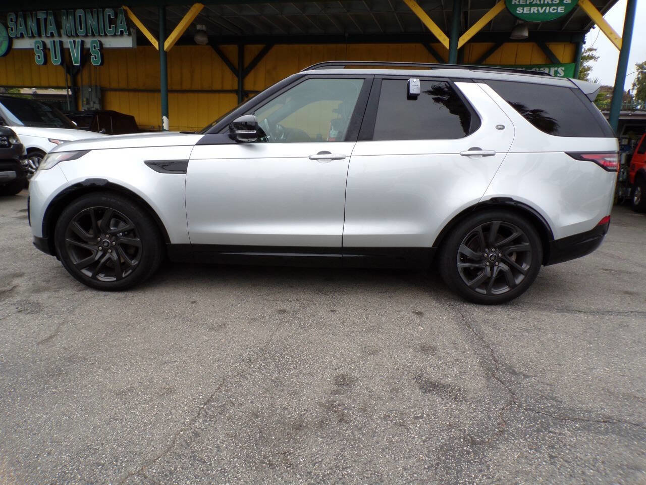 Used 2017 Land Rover Discovery HSE AWD/4WD image 3