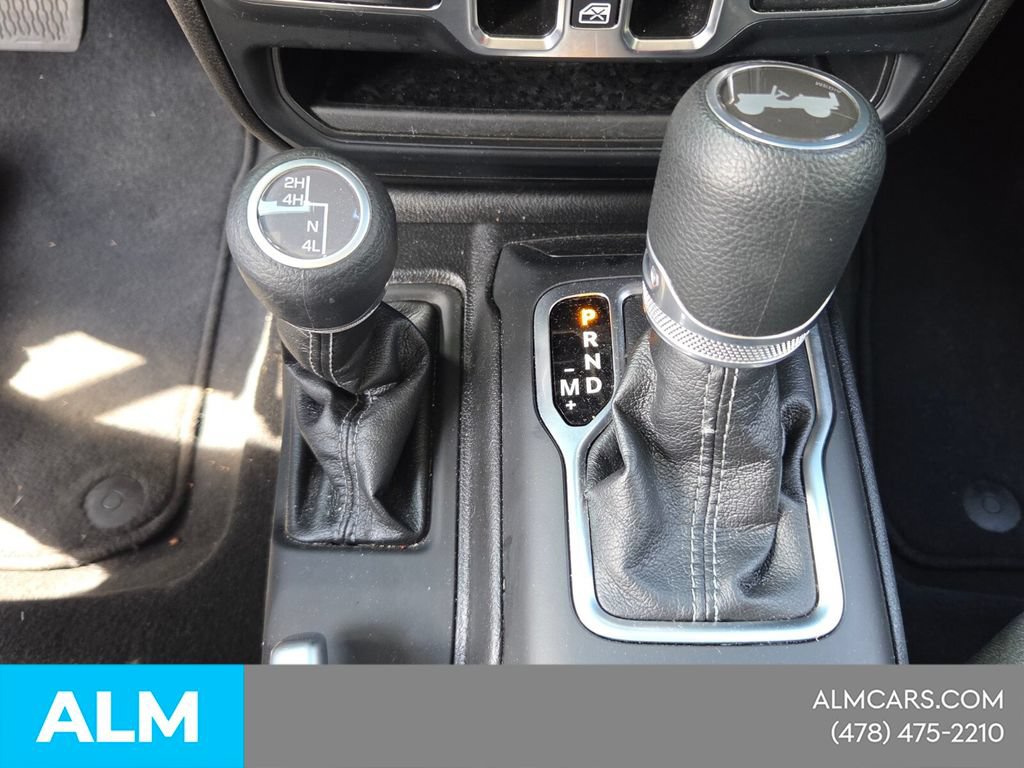 Used 2025 Jeep Wrangler Unlimited Sahara AWD/4WD image 21