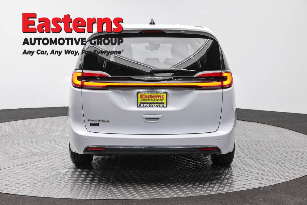 Used 2023 Chrysler Pacifica Touring-L FWD image 6