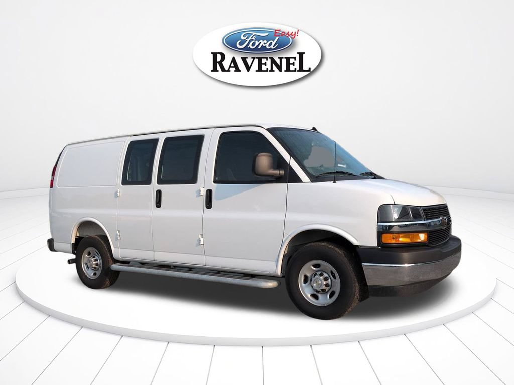 Used 2025 Chevrolet Express 2500 w/ Driver Convenience Package RWD image 2
